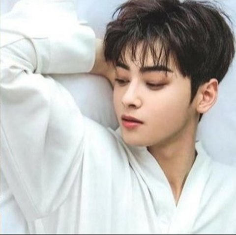 7 Potret Cha Eun Woo Pose Tidur, Merem Aja Cakepnya Ugal-Ugalan