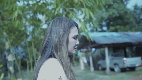 5 Potret Halaman Rumah Desa Maya Ibu Luna Maya di Bali, Seluas Lapangan Sepakbola & Garasi Sederhana dari Kayu