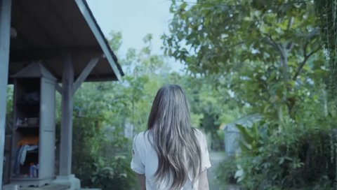 5 Potret Halaman Rumah Desa Maya Ibu Luna Maya di Bali, Seluas Lapangan Sepakbola & Garasi Sederhana dari Kayu
