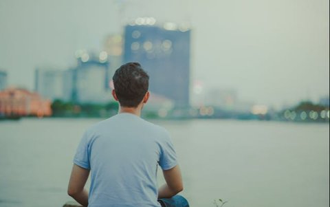 Contrast Loneliness: Ketika Interaksi Sosial Justru Memperkuat Kesepian