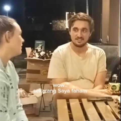 Dua Bule Syok Dengar Cerita Gaji Guru Honorer di Indonesia 'Tidak Masuk Akal'