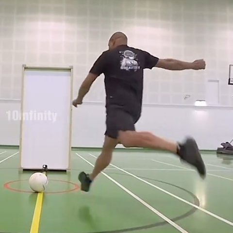 Pemain Bola Top Dunia Tes Tendangan Paling Kuat, Sosok Legend Berkepala Plontos ini Juaranya