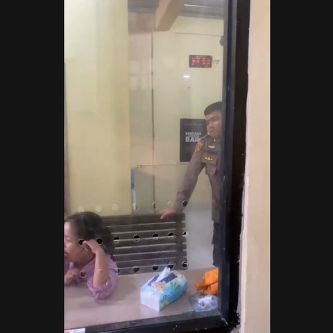 Momen Ayah Narapidana Suapi Anak Perempuan di Penjara