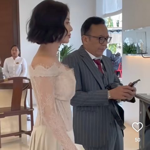 Potret Ari Lasso Gandeng Dearly Desiana di Pernikahan Luna Maya, Kecantikan Pasangan Baru Curi Perhatian