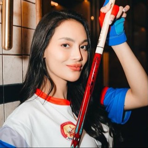 7 Potret Cantik Erika Carlina Main Biliar Lawan Efren Reyes, Pesonanya Gak Kaleng-Kaleng