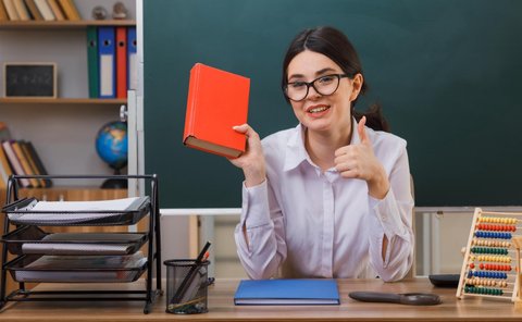 Ilustrasi guru, wali kelas, mengajar. (Image by stockking on Freepik)