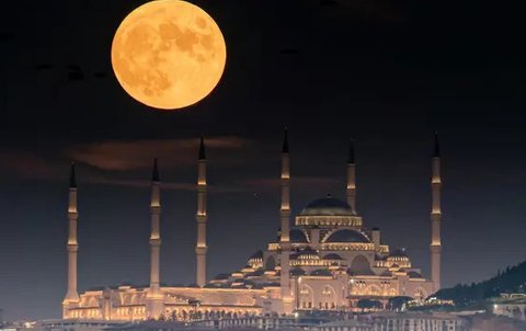 Ilustrasi bulan purnama, masjid, Islami. (Photo by Yasir Grbz from Pexels)