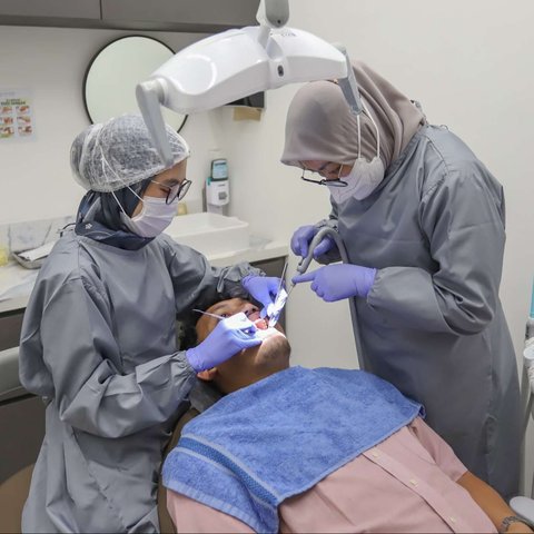 Dokter melakukan pemeriksaan gigi pasien di Coterie Clinic, Jakarta Selatan, Rabu (16/4/2025). Persatuan Dokter Gigi Indonesia (PDGI) menyatakan bahwa Indonesia kekurangan 10 ribu tenaga dokter gigi. Dari 32 fakultas kedokteran gigi yang aktif, hanya sekitar 2.650 lulusan yang dihasilkan per tahun.