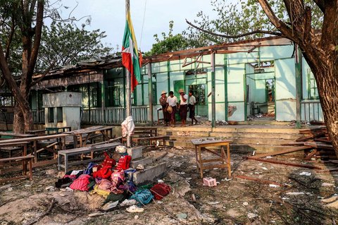 Sejumlah warga melihat kondisi bangunan sekolah yang hancur usai dihantam serangan udara junta militer Myanmar di Desa Ohe Htein Twin, Kotapraja Tabayin, wilayah Sagaing, Myanmar, pada 12 Mei 2025.
