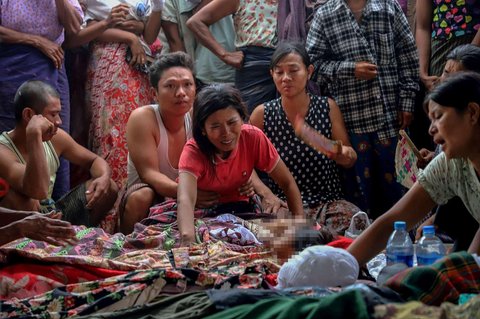 Sejumlah orang tua menangisi anak mereka yang meninggal dunia akibat serangan udara junta militer Myanmar yang menghantam sekolah di Desa Ohe Htein Twin, Kotapraja Tabayin, wilayah Sagaing, Myanmar, pada 12 Mei 2025.