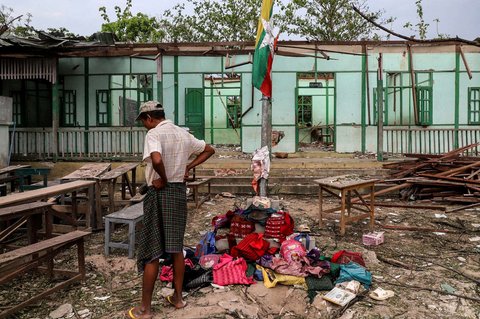 Seorang pria berdiri di dekat kehancuran bangunan sekolah yang dihantam serangan udara junta militer Myanmar di Desa Ohe Htein Twin, Kotapraja Tabayin, wilayah Sagaing, Myanmar, pada 12 Mei 2025.