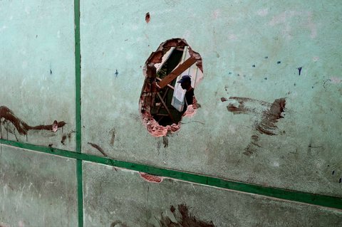 Seorang pria melihat kondisi bangunan sekolah yang hancur usai dihantam serangan udara junta militer Myanmar di Desa Ohe Htein Twin, Kotapraja Tabayin, wilayah Sagaing, Myanmar, pada 12 Mei 2025.