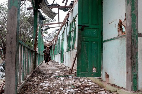 Seorang pria melihat kehancuran bangunan sekolah yang dihantam serangan udara junta militer Myanmar di Desa Ohe Htein Twin, Kotapraja Tabayin, wilayah Sagaing, Myanmar, pada 12 Mei 2025.