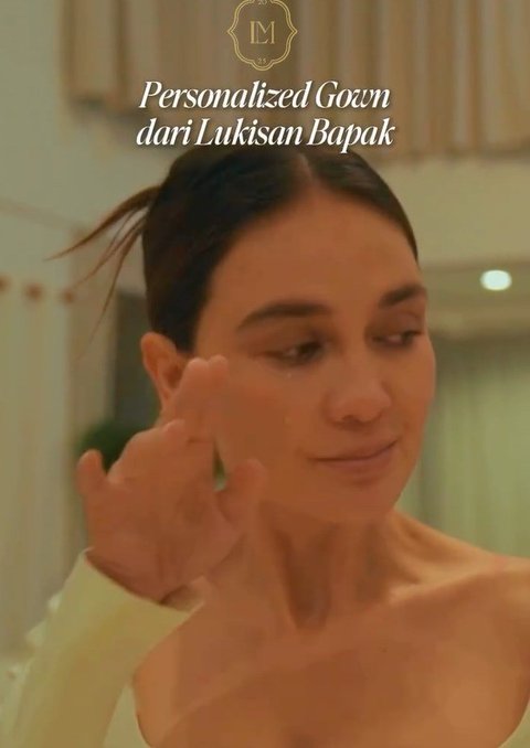 Pecah Tangis Luna Maya saat Pertama Kali Melihat Gaun Pernikahan dengan Motif Lukisan Sang Ayah