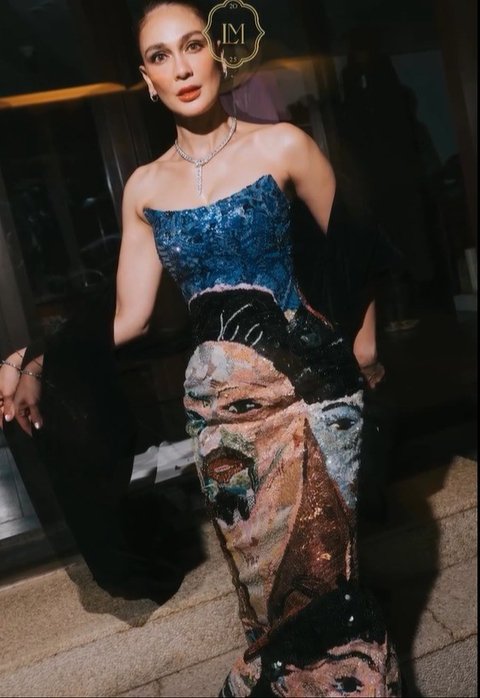 Pecah Tangis Luna Maya saat Pertama Kali Melihat Gaun Pernikahan dengan Motif Lukisan Sang Ayah