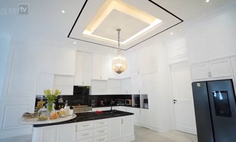 Rumah Seharga Rp150 Miliar, 5 Potret Dapur Eko Patrio Dilengkapi Lampu Kristal - Meja Makan Sepanjang 6 Meter