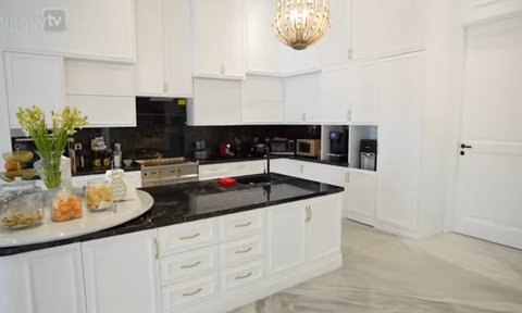 Rumah Seharga Rp150 Miliar, 5 Potret Dapur Eko Patrio Dilengkapi Lampu Kristal - Meja Makan Sepanjang 6 Meter