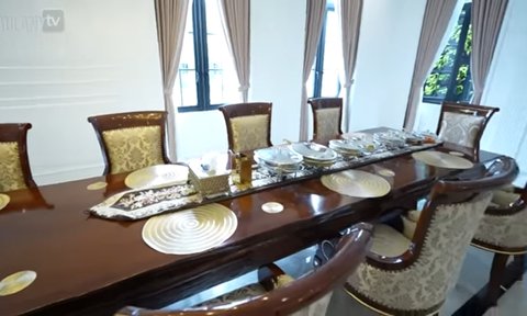 Rumah Seharga Rp150 Miliar, 5 Potret Dapur Eko Patrio Dilengkapi Lampu Kristal - Meja Makan Sepanjang 6 Meter