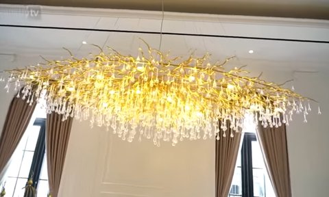Rumah Seharga Rp150 Miliar, 5 Potret Dapur Eko Patrio Dilengkapi Lampu Kristal - Meja Makan Sepanjang 6 Meter