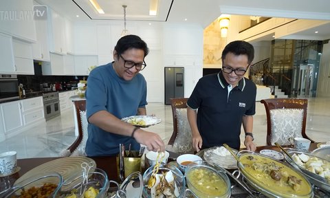 Rumah Seharga Rp150 Miliar, 5 Potret Dapur Eko Patrio Dilengkapi Lampu Kristal - Meja Makan Sepanjang 6 Meter