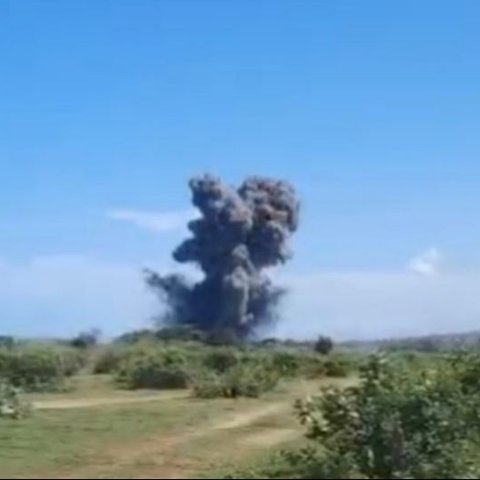 Ledakan amunisi di Garut menewaskan 13 orang, Komisi I DPR meminta pemerintah dan TNI memperketat pengamanan pemusnahan amunisi dan menyelidiki penyebab ledakan.