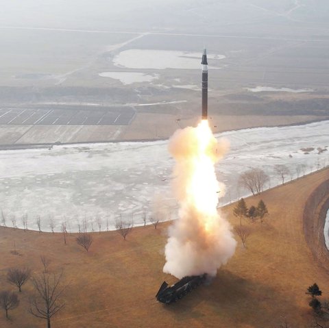 Rudal balistik hipersonik jarak menengah baru ditembakkan di sebuah lokasi yang dirahasiakan di Korea Utara, pada 6 Januari 2025.