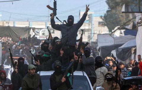 Pejuang Hamas di Gaza pada Minggu (19/1).