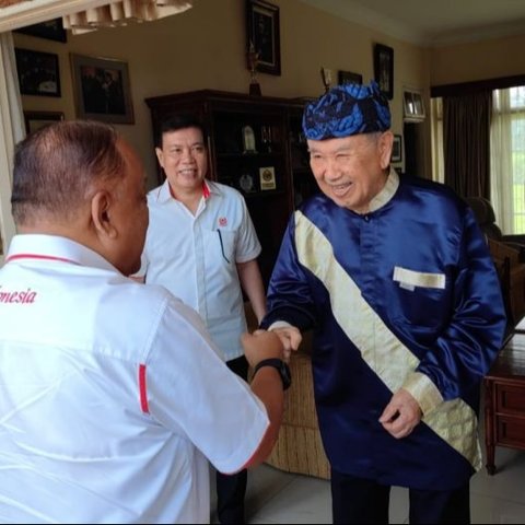 Tokoh pencak silat dunia dan Bapak Pencak Silat Dunia, Eddie Marzuki Nalapraya, meninggal dunia pada usia 93 tahun, meninggalkan warisan besar bagi perkembangan pencak silat nasional dan internasional.