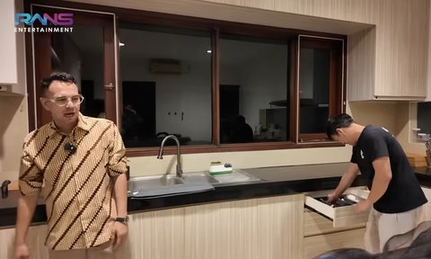 5 Potret Dapur Rumah Baru Ariel Noah Jarang Tersorot, Luas Banget tapi Perabotan Cuma Ada Kompor & Magicom