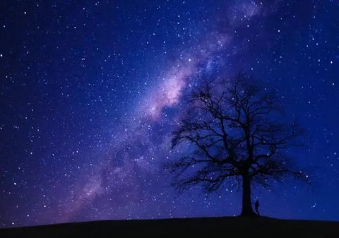 Gugus galaksi Perseus yang diambil oleh Teleskop Subaru di Observatorium Mauna Kea di Hawaii. Subgugus yang baru ditemukan berada di sebelah kanan. Dilapisi dengan warna biru adalah distribus