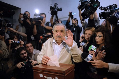 Jose Mujica yang memiliki pandangan radikalnya tentang demokrasi dan filosofi lugas memikat perhatian dunia karena gaya hidup yang sederhananya.