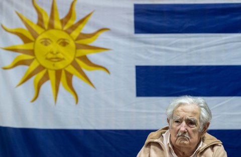 Saat menjabat sebagai orang nomor satu di Uruguay, dia menolak di istana presiden. Jose Mojica lebih memilih tetap tinggal bersama istrinya di rumah sederhana, tanpa pembantu dan pengawalan ketat.