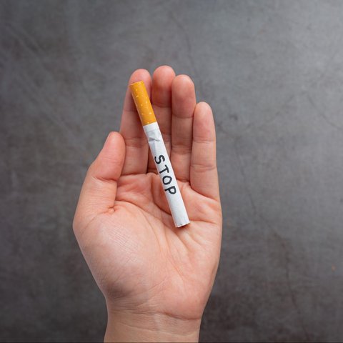 <p>Ilustrasi rokok, berhenti merokok. (Image by jcomp on Freepik)</p>