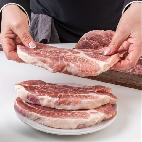 Jangan Sembarangan! Ini Alasan Daging Beku Tak Boleh Langsung Dimasak di Microwave