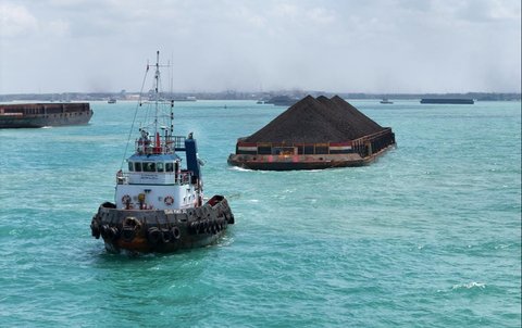 Salah satu kapal pengakut batubara milik PT Trans Power Marine Tbk. (TPMA) tengah melakukan pengiriman batu bara di salah satu jalur pelayaran. (Liputan6.com)