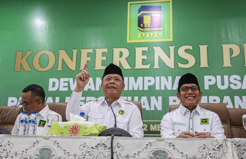 Plt Ketua Umum DPP Partai Persatuan Pembangunan (PPP) Muhamad Mardiono (tengah) saat memberikan keterangan terkait hasil  gugatan perselisihan hasil pemilihan umum (PHPU) atau sengketa hasil Pilpres 2024 di Jakarta, Rabu (22/5/2024).