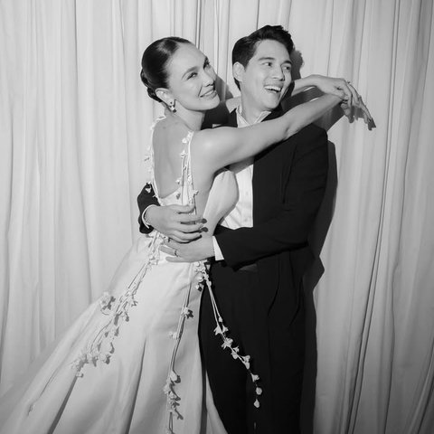 Luna dan Maxime tampil layaknya pasangan dari negeri dongeng di resepsi kedua mereka. Luna memancarkan aura anggun dengan gaun beraksen floral, sementara Maxime tampil elegan dalam tuxedo. Dalam pelukan hangat dan tawa lepas, keduanya menunjukkan kemesraan yang manis, seolah menghidupkan kisah cinta bak putri dan pangeran dari negeri dongeng.