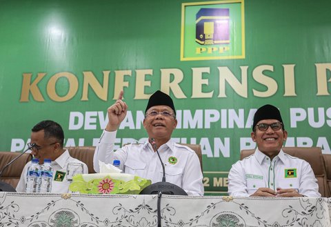 Plt Ketua Umum DPP Partai Persatuan Pembangunan (PPP) Muhamad Mardiono (tengah) saat memberikan keterangan terkait hasil  gugatan perselisihan hasil pemilihan umum (PHPU) atau sengketa hasil Pilpres 2024 di Jakarta, Rabu (22/5/2024).