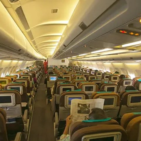 Ilustrasi naik pesawat. (Foto oleh Jeffry Surianto: https://www.pexels.com/id-id/foto/pesawat-terbang-perjalanan-kursi-interior-10496852/)