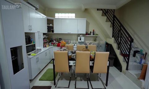 Ada di Samping Toilet Viral, 5 Potret Dapur Sederhana Ayu Ting Ting - Kulkas Penuh Magnet dari Luar Negeri