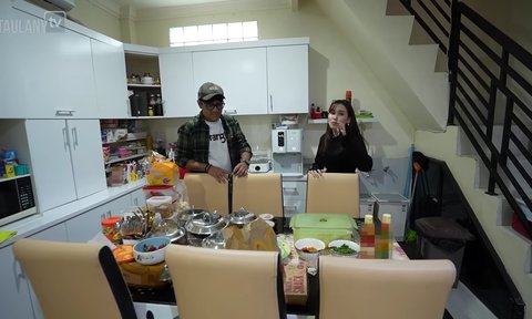 Ada di Samping Toilet Viral, 5 Potret Dapur Sederhana Ayu Ting Ting - Kulkas Penuh Magnet dari Luar Negeri