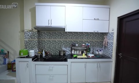 Ada di Samping Toilet Viral, 5 Potret Dapur Sederhana Ayu Ting Ting - Kulkas Penuh Magnet dari Luar Negeri