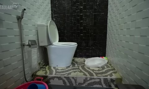 Ada di Samping Toilet Viral, 5 Potret Dapur Sederhana Ayu Ting Ting - Kulkas Penuh Magnet dari Luar Negeri