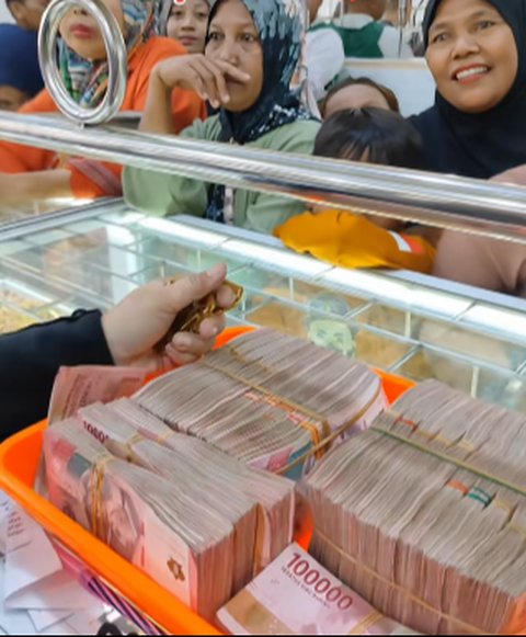 Emak-Emak Jual Emas