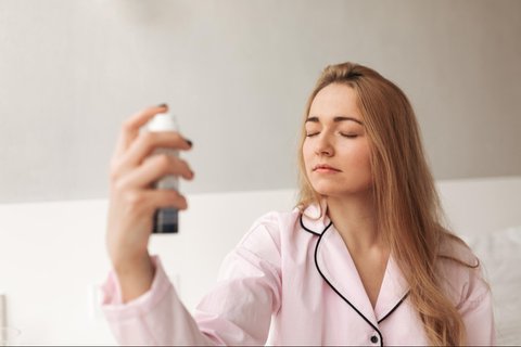 Tak Perlu Repot Bawa Bedak, Coba Teknik Sandwich Setting Spray