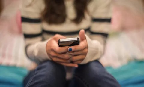 Jangan hanya berfokus pada layar handphone, tapi cobalah untuk melihat sekeliling kamu. (Ilustrasi: timedotcom.files.wordpress.com)