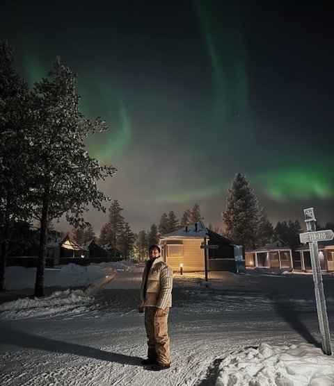 Di Finlandia, pemandangan ini yang dikejar oleh Darma dan Patricia. Mereka ingin melihat aurora dan langit sedang bersahabat sehingga aurora terlihat jelas di angkasa.