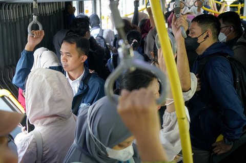 Sejumlah ASN Pemrov DKI Jakarta saat berada di halte Transjakarta Balai Kota, Jakarta, Rabu (30/4/2025). Pemprov DKI Jakarta mewajibkan Aparatur Sipil Negara (ASN) naik transportasi umum ke kantor setiap Rabu. Mereka wajib menyerahkan swafoto (selfie) sebagai bukti menaiki transportasi umum.