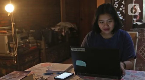 Karyawan swasta sedang koordinasi lewat video call saat kerja dari rumah di kediamannya kawasan Depok, Jawa Barat, Senin (23/3/2020). Keputusan Gubernur DKI Jakarta Anies Baswedan anjuran ker