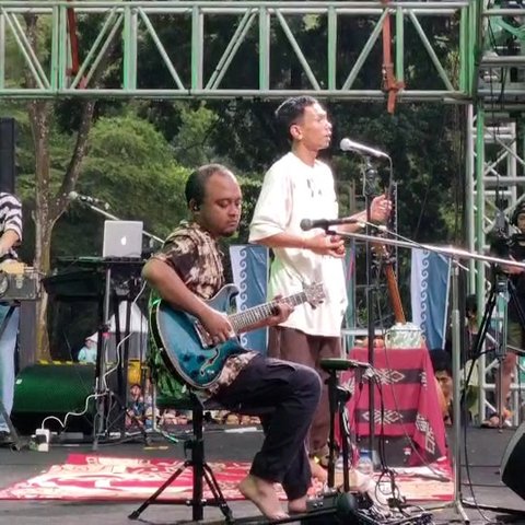 Fourtwnty Mengajak Penonton Menyanyikan Indonesia Pusaka